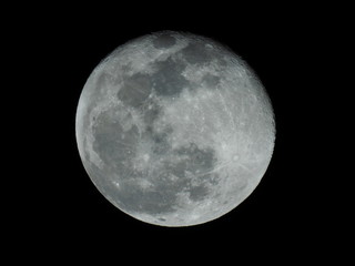 2019年1月22日。満月、スーパームーン翌日の月。月齢16.4。上部が立体的に見える