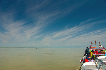 Obraz premium BRAHMAPUTRA RIVER, ASSAM, INDIA, April 2011, Locals on Ferry boat for transportation.