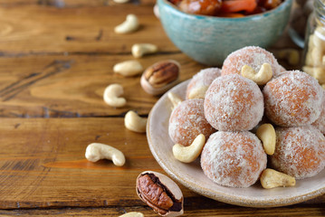 Vegan truffles from dried fruits and cashews
