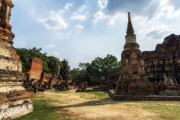 Obraz premium Wat Mahathat Prang and Chedi