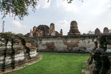 Fototapeta na wymiar Wat Mahathat Prang