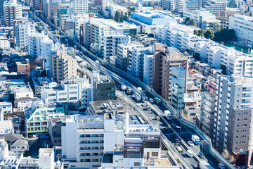 東京の幹線道路と街並み