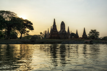 Fototapeta premium wat chaiwatthanaram river