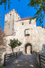 Fototapeta na wymiar Eingang des Schlosses in Bruneck, Südtirol 