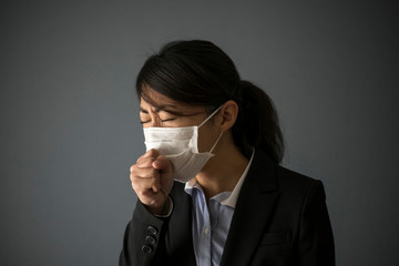 体調不良のビジネスウーマン