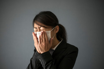 体調不良のビジネスウーマン