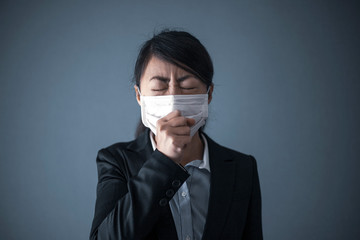 体調不良のビジネスウーマン