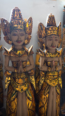Obraz premium Hindu and Buddhist wooden carving. souvenir shop selling souvenirs and handicrafts of Bali at famous Ubud Market, Indonesia