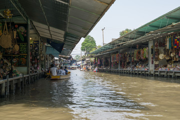 shops in Damnoen Saduak