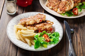 Chicken medallions with red peppers served with chips
