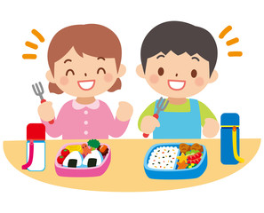 お弁当を食べる子供