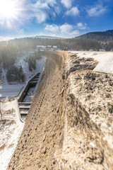 Mauer von einem Stausee im Gegenlicht