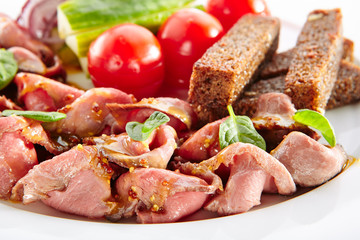 Thin Slices of Spicy Roast Beef with Fresh Vegetables