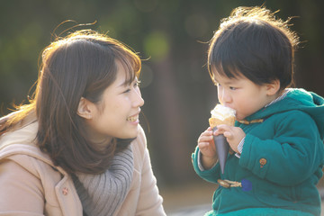 ソフトクリームを食べる親子