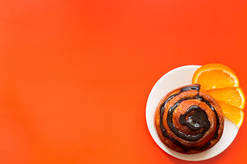 Cinnamon buns with chocolate chips and orange