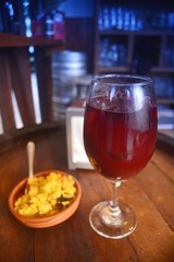 サラダとサングリアのある風景