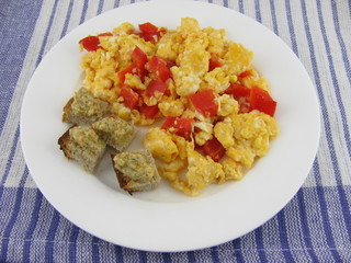Rührei mit roter Paprika und Brot mit selbstgemachter Olivenpaste