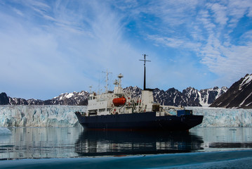 Fototapeta premium Expedition vessel in Arctic sea