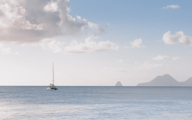 Fototapeta premium Mer Caraïbe à la Martinique avec vue du rocher de Diamant et d'un bateau de plaisance.