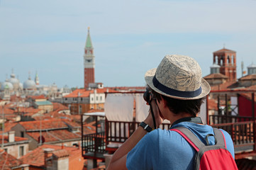 Obraz premium young boy photographs Venice