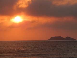 Naklejka na ściany i meble Nascer no sol na Praia Brava em Florianópolis, ao fundo a Ilha do Arvoredo.