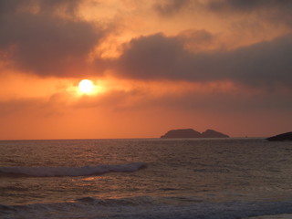 Fototapeta na wymiar Fotos tiradas em Florianópolis, na Praia Brava ao Norte da Ilha, nascer do sol, junto da Ilha do Arvoredo ao fundo.