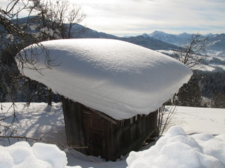tief verschneite hütte in den bergen