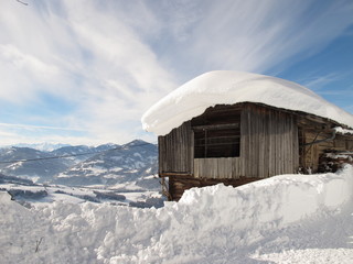 tief verschneite hütte in den bergen