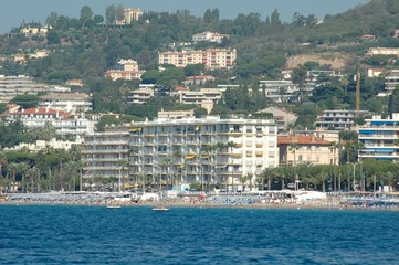 Immeubles de cote méditerranéenne vus du large