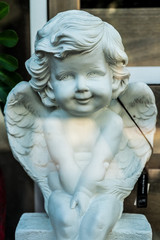 Statuette d'un angelot souriant