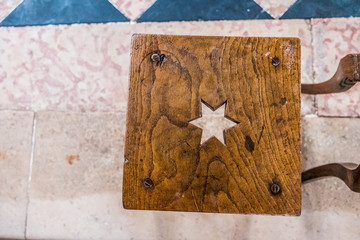 Arrière plan plaque en bois et étoile découpée