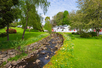 Bach der durch das Gelände einer schottischen Destillerie fließt