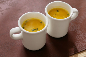 カボチャスープ　2つのカップ