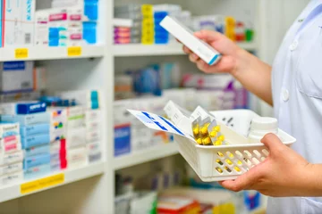 Wandcirkels aluminium Pharmacist filling prescription in pharmacy drugstore © I Viewfinder