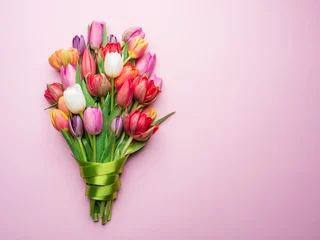 Fotobehang Kleurrijk boeket tulpen op witte achtergrond. © volff