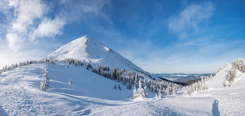Cercles muraux Hiver Beautiful winter landscape of The Carpathian Mountains. Petros peak covered with snow.
