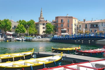 Crédence de cuisine en verre imprimé Porte Port et petits bateaux colorés à Martigues en France, une commune au nord-ouest de Marseille