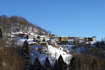 paese innevato italia