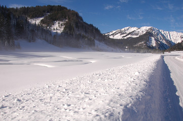 verschneite Straße in den bergen