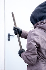 Einbrecherin mit Brecheisen