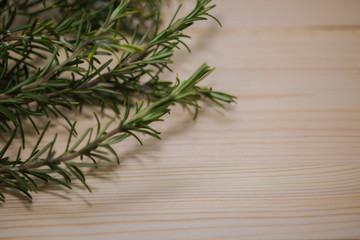 Thymian Zweige auf einem Tisch