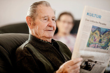 Senior liest Zeitung