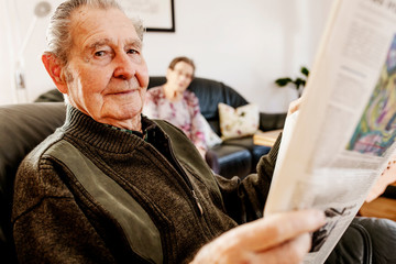 Senior liest Zeitung