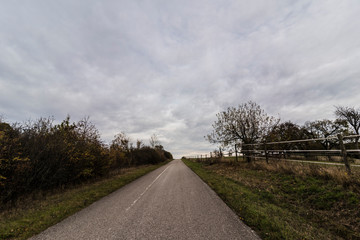 Fototapeta premium Weg mit graune Wolken schlechtes Wetter
