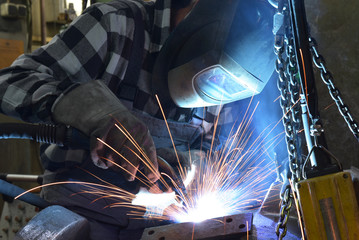 Schweißer in der Industrie // welder at work in steel company