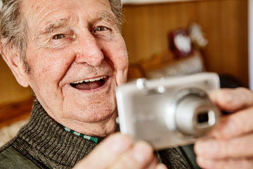 Senior fotografiert mit einer Kamera