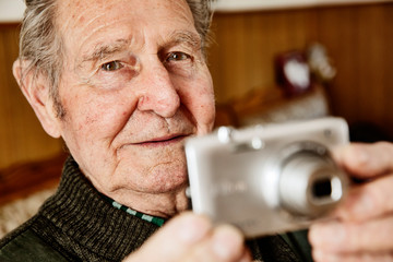 Senior fotografiert mit einer Kamera