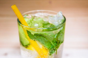 Erfrischendes Getränk mit Zitrone Minze und Eis