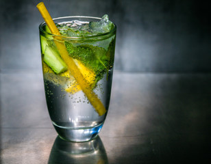 Erfrischendes Getränk mit Zitrone Minze und Eis