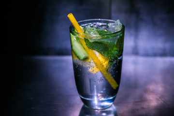 Erfrischendes Getränk mit Zitrone Minze und Eis